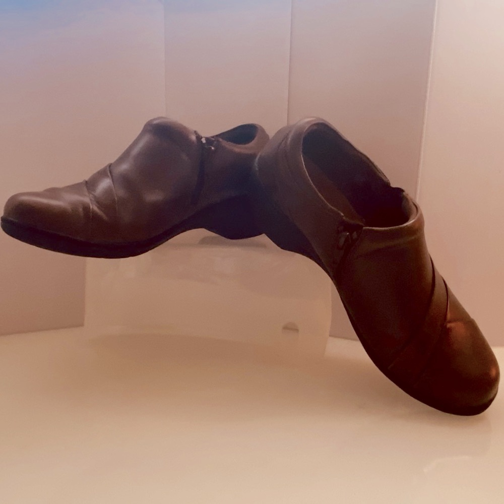 Clarks Mid-Brown Leather Flats Textured Zipper SZ 91/2 W walking everyday